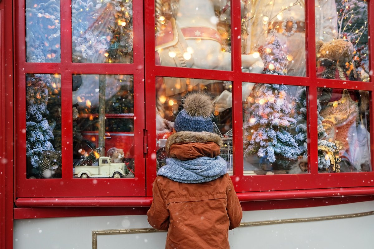 CookQuentinL's tweet image. There once was a shopping mall in the Midwest that wanted to emphasize the Christmas theme to both create a Christmas feeling and attract shoppers.
They put up a large banner that read, “If Christ came tonight, to whom would He come?” There were several scenes displayed in the…