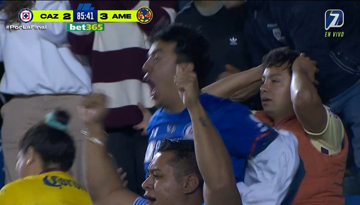 tdtvhn's tweet photo. Todos viendo el Cruz Azul vs América: https://t.co/sppIHviME3