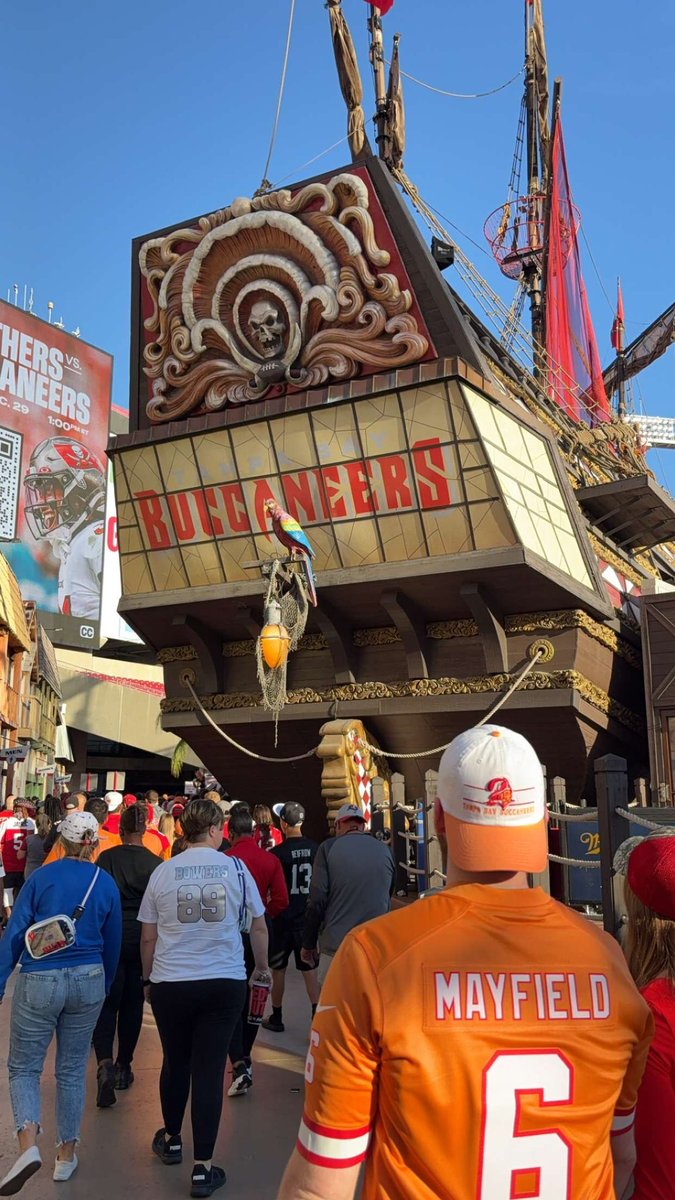 Cream24Crispy's tweet photo. Had a great time at my first Bucs game @Buccaneers https://t.co/teTmy6ehLk