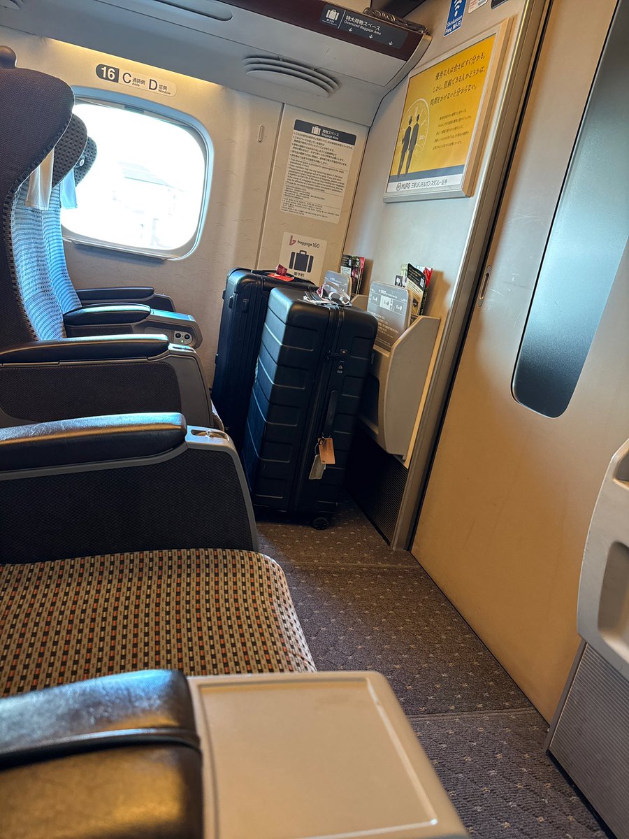 tonkochanbb's tweet photo. 大きな荷物置いてどっか消えていった海外の人 https://t.co/cBAfq58zxn