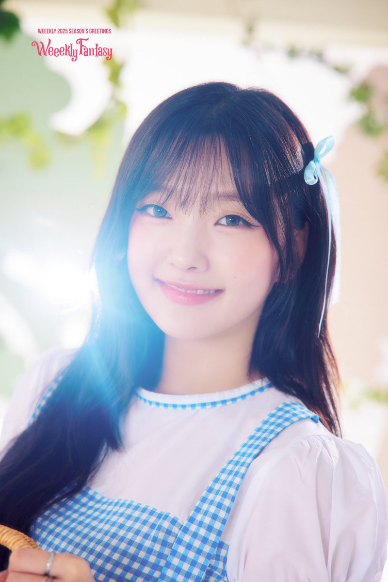 _Weeekly's tweet photo. Weeekly 2025 SEASON'S GREETINGS
[Weeekly Fantasy] Concept Photo

#위클리 #Weeekly
#박소은 #ParkSoeun
#조아 #Zoa
#Weeekly_Fantasy https://t.co/UQpjTbMLYY