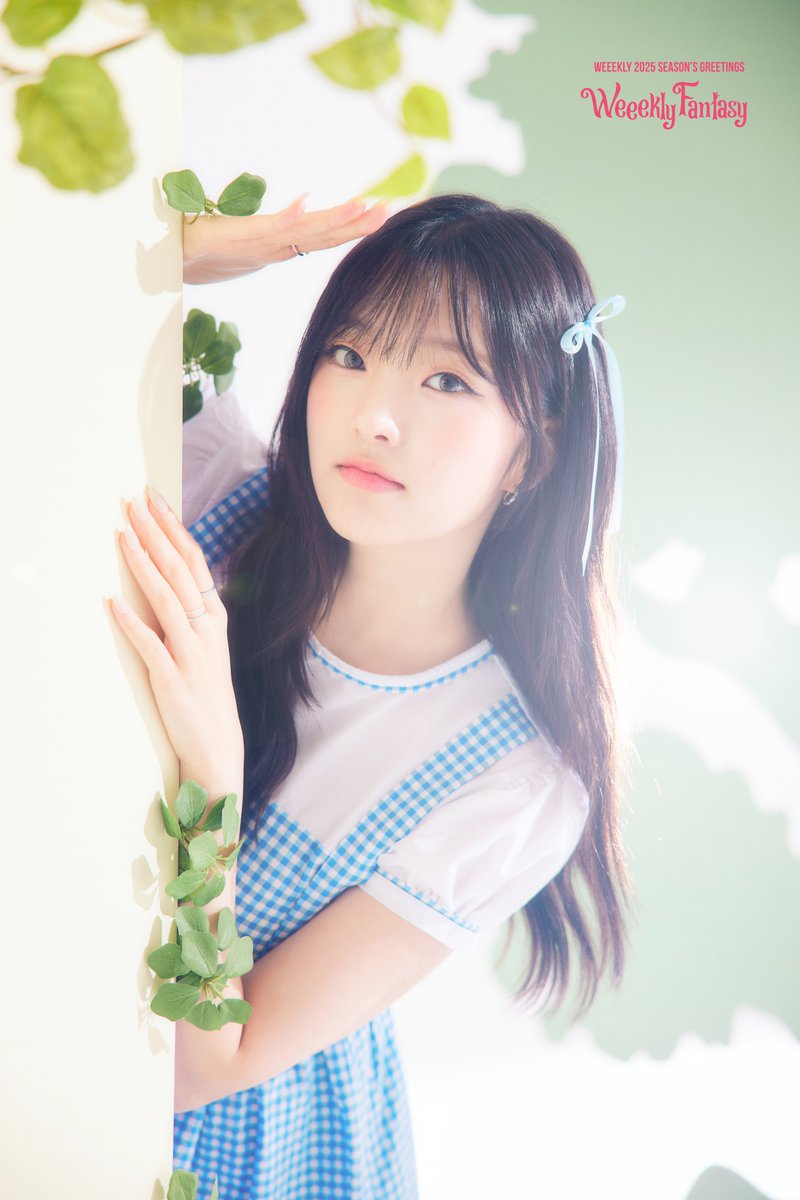 _Weeekly's tweet photo. Weeekly 2025 SEASON'S GREETINGS
[Weeekly Fantasy] Concept Photo

#위클리 #Weeekly
#박소은 #ParkSoeun
#조아 #Zoa
#Weeekly_Fantasy https://t.co/UQpjTbMLYY