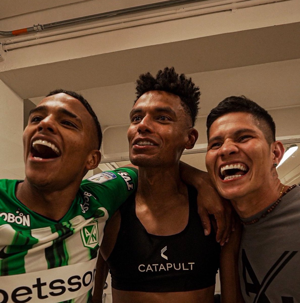 BoteroVelezD's tweet photo. “Perdón a mis hijos por no quedarme a pasar velitas con ellos, pero Papá tenía una cita y un presentimiento, ¡estamos en una nueva final! VAMOOOOS LOS VERDES” - Jorman Campuzano vía IG tras la clasificación de Nacional a la final. https://t.co/DLLmj1eH0O