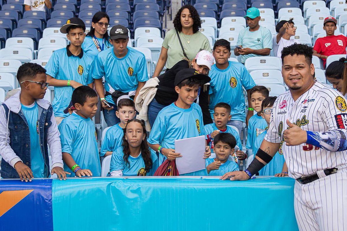 leones_cbbc's tweet photo. Hoy tuvimos la fortuna de compartir con ustedes en nuestro #DiaAzul 💙

#BaTEAmosJuntos 🦁 #CaraquistaSoy https://t.co/43M8LIPwfS