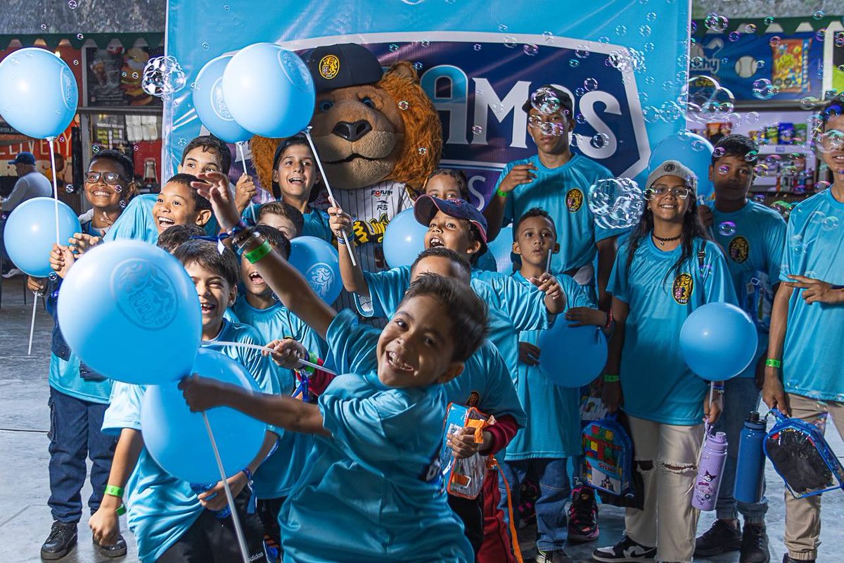 leones_cbbc's tweet photo. Hoy tuvimos la fortuna de compartir con ustedes en nuestro #DiaAzul 💙

#BaTEAmosJuntos 🦁 #CaraquistaSoy https://t.co/43M8LIPwfS