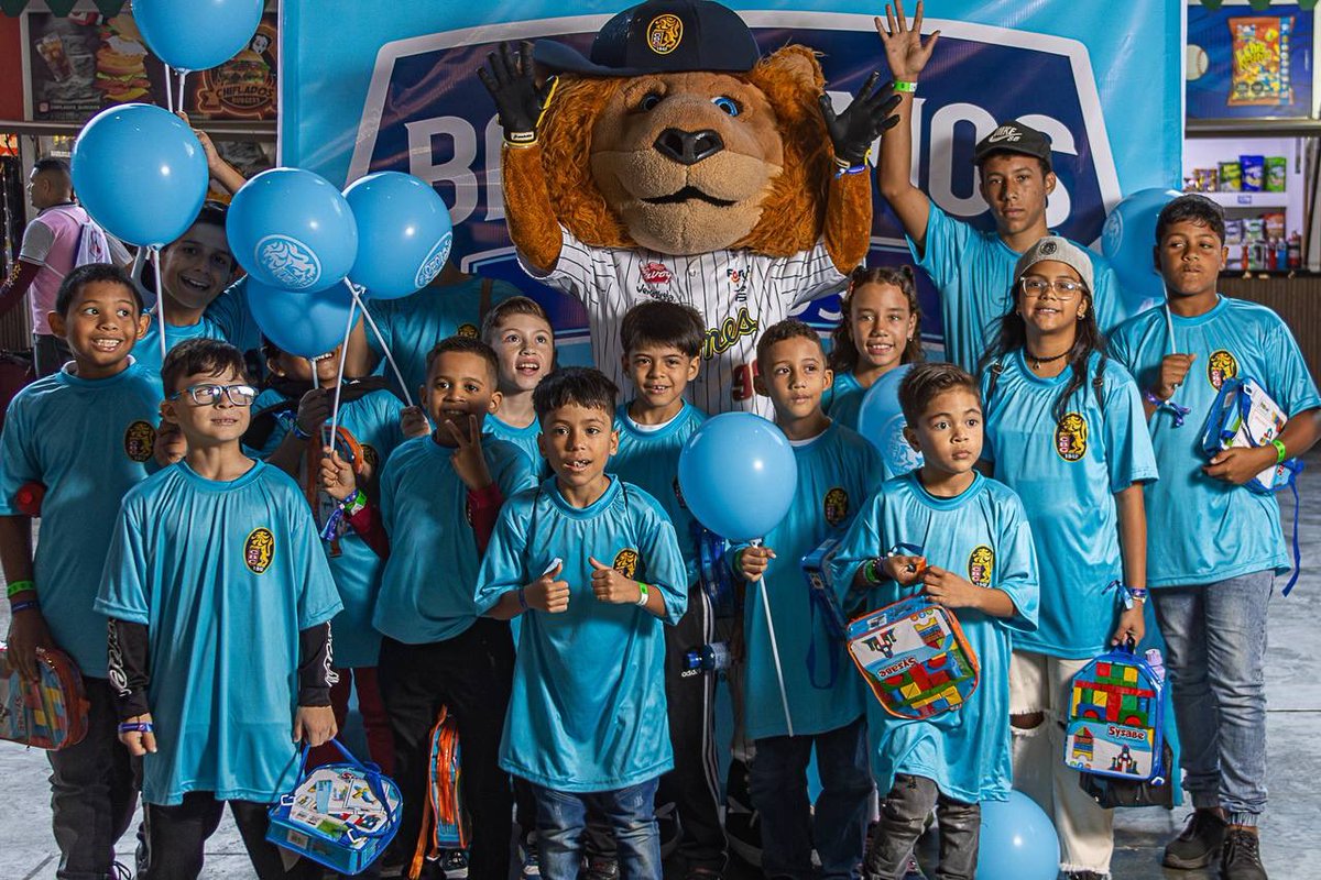leones_cbbc's tweet photo. Hoy tuvimos la fortuna de compartir con ustedes en nuestro #DiaAzul 💙

#BaTEAmosJuntos 🦁 #CaraquistaSoy https://t.co/43M8LIPwfS