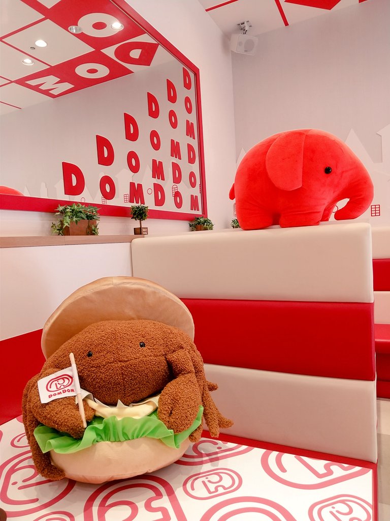 カニバーガーのぬいぐるみを抱えながら都営新宿線に乗ってカニバーガー