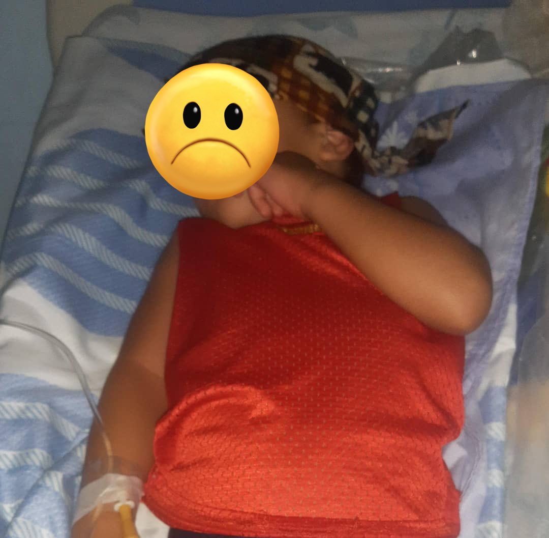 AlexaGomezDos's tweet photo. Buenas noches. Aisak es un niño de tres años de Bejuma estado Carabobo, que está hospitalizado en el Chet, por un diagnóstico de neumonía y dengue. Su cuadro se ha complicado y al parecer hay una contaminación por bacteria intra hospitalaria. Sus padres ya no cuentan con recursos para hacerle los estudios diarios que requiere de plaquetas, entre otros para determinar por qué el niño no mejora. Con Bs.50 podríamos estar apoyando a sus padres para que Aisak siga adelante . GRACIAS 🙏🏼💙