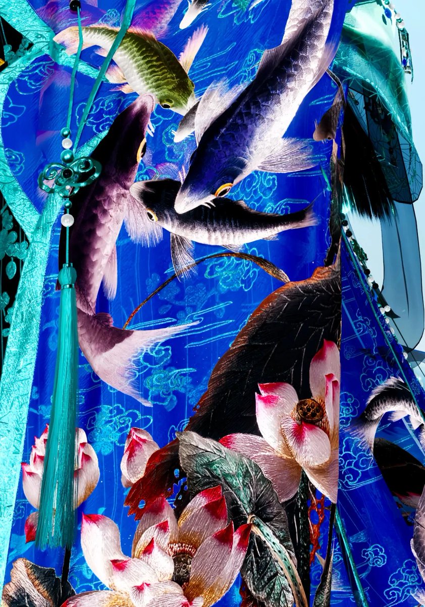 ShenNiaoCN's tweet image. Shu Embroidery from Sichuan brings to life its landscapes and culture through exquisite silk threads. A masterpiece in every stitch. 🌄🪡 #ShuEmbroidery #SichuanHeritage 
蜀绣以其精美的丝线刺绣，描绘出四川的山水和人文，是一针一线的艺术结晶 #蜀绣 #四川