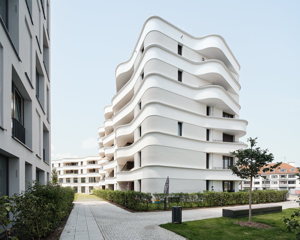 📷 PICTURE OF THE WEEK - SCULPTURE VS. GEOMETRY
Residential area Meiller Gärten, Munich, Germany
The building marks the public space.
more about: baumschlager-eberle.com/en/work/projec…
Photo: Meike Hansen
