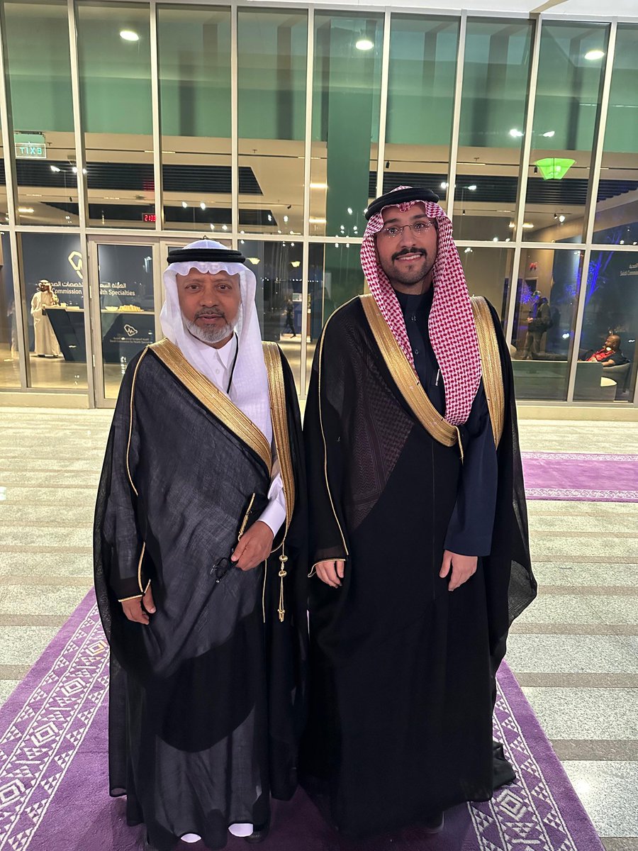 mhs1212's tweet photo. بتوفيق من الله تعالى حصل د.عبدالرحمن بن عبدالعزيزالصائغ على شهادة البورد السعودي في تخصص الجراحة العامة.أدعو الله جلت قدرته أن يوفقه وينفع به وبعلمه(وفي الصورة الخريج ووالده أخي د.عبدالعزيز) https://t.co/JxkUx9vH9L