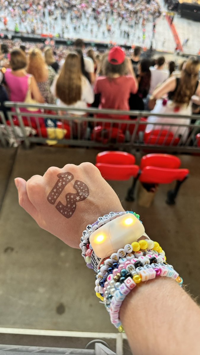 bellamyvdb's tweet photo. ✨you will be remembered ✨
💚💛💜❤️🩵🖤🩷🩶🤎💙🤍
#TSTheErasTour #ThankYouTaylor 
@taylornation13 @taylorswift13 https://t.co/LDXDzYes2i