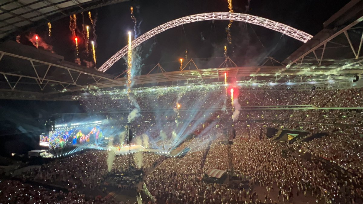 MaciekPawelec's tweet image. It was the end of an era, but the start of an age! 💚💛💜❤️🩵🖤🩷🩶🤎💙🤍 @taylornation13 @taylorswift13 #TSTheErasTour