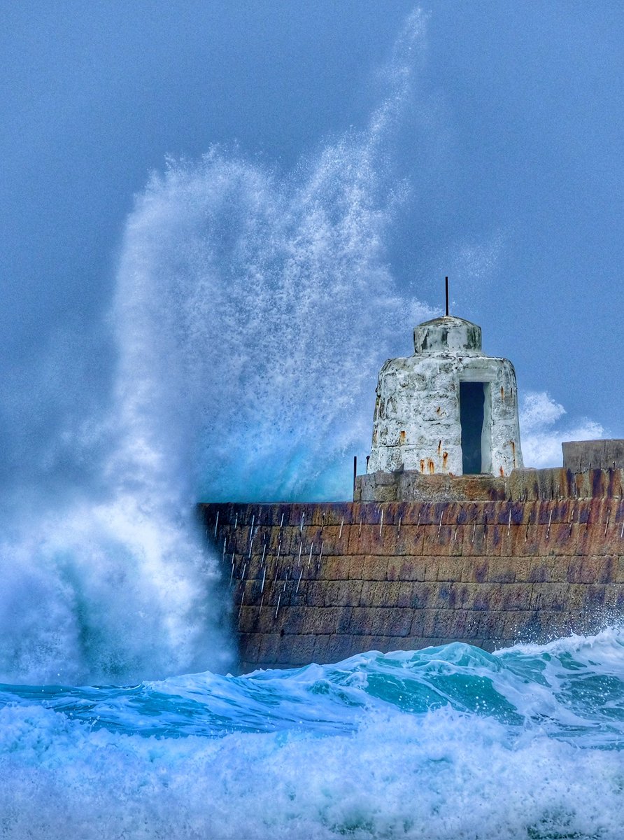 gemmak500's tweet photo. Stormy days, Portreath.
#cornwall #kernow #lovecornwall #uk #explorecornwall #cornishcoast #sea #ocean #visitcornwall #greatbritain #amazingcornwall #capturingcornwall #stives #portreath #surf #waves #beach #breaker #bigwaves #roughsea #surfing #storm #winter @beauty_cornwall https://t.co/aQ2QyuUA7D