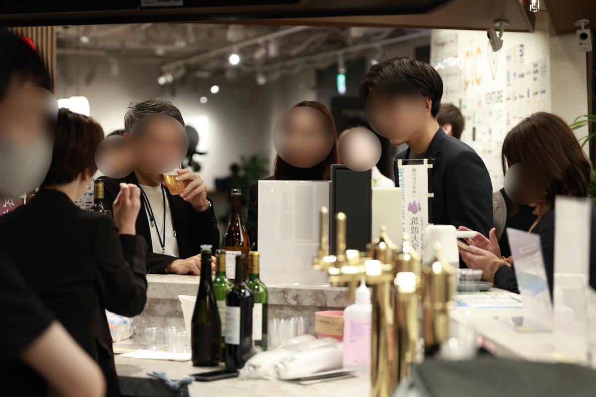 Futureship1's tweet image. 12/5につくば市主催のTSUKUBA STARTUP NIGHT 2024に参加してきました😃

バーカウンターでは大学コラボ商品のワインと日本酒の試飲を行いました。
筑波大学50周年記念限定酒 桐の華が人気でした！
 
prtimes.jp/main/html/rd/p…

#筑波大学
#つくば市
#CICTOKYO 
#ワイン
#日本酒