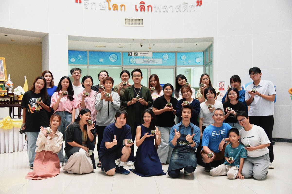 environmanth's tweet photo. #GREENREVIEW ปิดหน้าจอแล้วออกไปจัดสวนขวดกับชาวเอนไวรอนแมน สโลว์ชีวิตให้ใจเย็นขึ้นอีกนิด เสกพื้นที่สีเขียวส่วนตัวชุบชูจิตใจได้อีกหน่อย! ลองดูซิ ถ้าไม่แก้เบื่อด้วยการไถจอ ชีวิตจะสนุกขึ้นไหมนะ?

ปฏิทินวนมาที่ปลายปีอีกครั้ง เรานัดเจอกับชาวแก๊งเอนไวรอนแมนราวยี่สิบกว่าหน่วยชวนกันมาทำกิจกรรมฮีลใจสุดท้ายของปี แดดอ่อน ๆ ชวนกระตุ้นวิตามินดีออกมาวิ่งเล่น เสียงนก เสียงต้นไม้พริ้วไหวในสวนรถไฟชวนให้ผ่อนคลาย คล้ายเป็นสัญญาณที่บอกว่า ‘วันพักผ่อน’ ของพวกเรามาถึงแล้ว

นอกจากการเดินเล่นในสวนรถไฟ อีกไฮไลต์หลักที่ทำให้เรายอมตื่นเช้ามาก็คืออ.. เวิร์คช็อปจัดสวนจิ๋วในขวดแก้วกับพี่ ๆ จาก Mini Garden นั่นเอง

สำหรับใครที่เป็นสายหัวร้อน มือร้อน ก็บอกเลยว่ากิจกรรมสวนขวดนี้จะเหมาะกับพวกเธอมาก ๆ แหละ เพราะมันจะช่วยให้เรามีสมาธิ ได้อยู่กับตัวเอง และมีความอดทนมากขึ้น

แล้วทุกวันนี้ชีวิตคุณหมุนเร็วแค่ไหนกัน? ลองใช้ชีวิตให้ช้าลง ทำความรู้จักสิ่งรอบตัวให้มากขึ้น ไม่ว่าจะจัดสวนขวดหรือการอยู่ใกล้กับธรรมชาติแบบใดก็เป็นอีกหนึ่งตัวเลือกที่ช่วยสร้างความสบายใจให้คุณได้! ว่าแล้วก็ลองไปทำความรู้จัก ‘การจัดสวนขวด’ กิจกรรมที่ให้เราสนิทกับโลกมากขึ้นกันดีกว่า