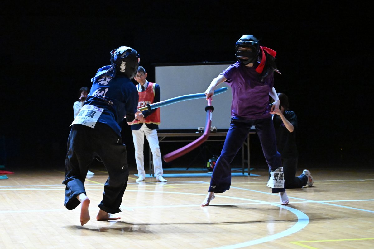 univas1's tweet photo. ／
#スポーツチャンバラ全日本学生選手権大会
＼
@spochan_univers

12月8日(日)
【グランドチャンピオン戦　上級生女子】
の写真をお届け！📸

大学スポーツ観戦アプリ #UNIVASPlus では
【グランドチャンピオン戦】の映像を見逃し配信中！
ダウンロードはプロフィールから👆

#スポーツチャンバラ https://t.co/njFQItxvpo