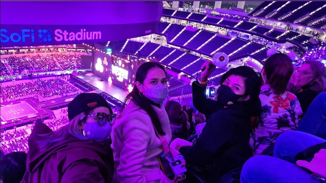 journalin's tweet photo. #ThrowbackDecember My first concerts in the time of Corona 😷 BTS Permission to Dance, SoFi Studio LA. Ultah Jin dia jadi boneka RJ 🥹💜

Gile ARMY Jin-stan niat banget bikin origami ARMY Bomb lightstick cover bentuk Moon sama kipas lipat tulisan Jin 직. Sebwah prakarya 👏🏼 https://t.co/cMvz9MExkZ
