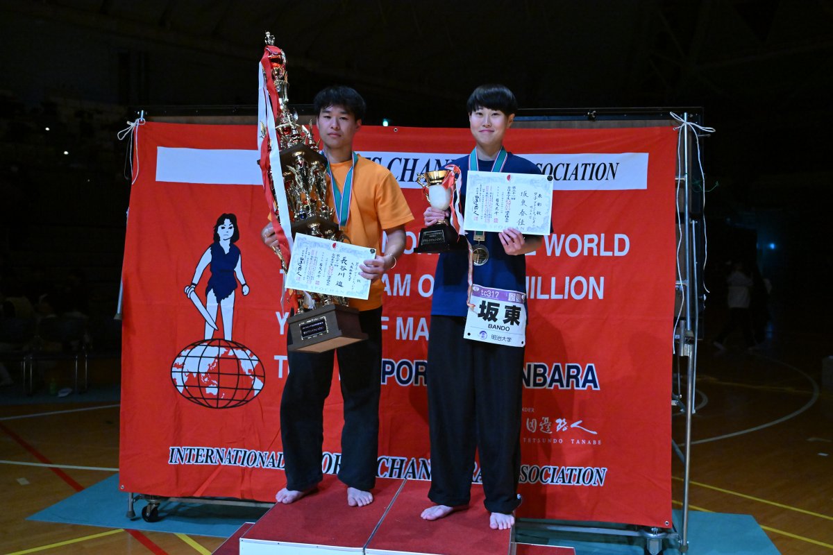 univas1's tweet photo. ／
#スポーツチャンバラ全日本学生選手権大会
＼
@spochan_univers

12月8日(日)
【グランドチャンピオン戦　上級生男子】
の写真をお届け！📸

大学スポーツ観戦アプリ #UNIVASPlus では
【グランドチャンピオン戦】の映像を見逃し配信中！
ダウンロードはプロフィールから👆

#スポーツチャンバラ https://t.co/70kSQdljHK