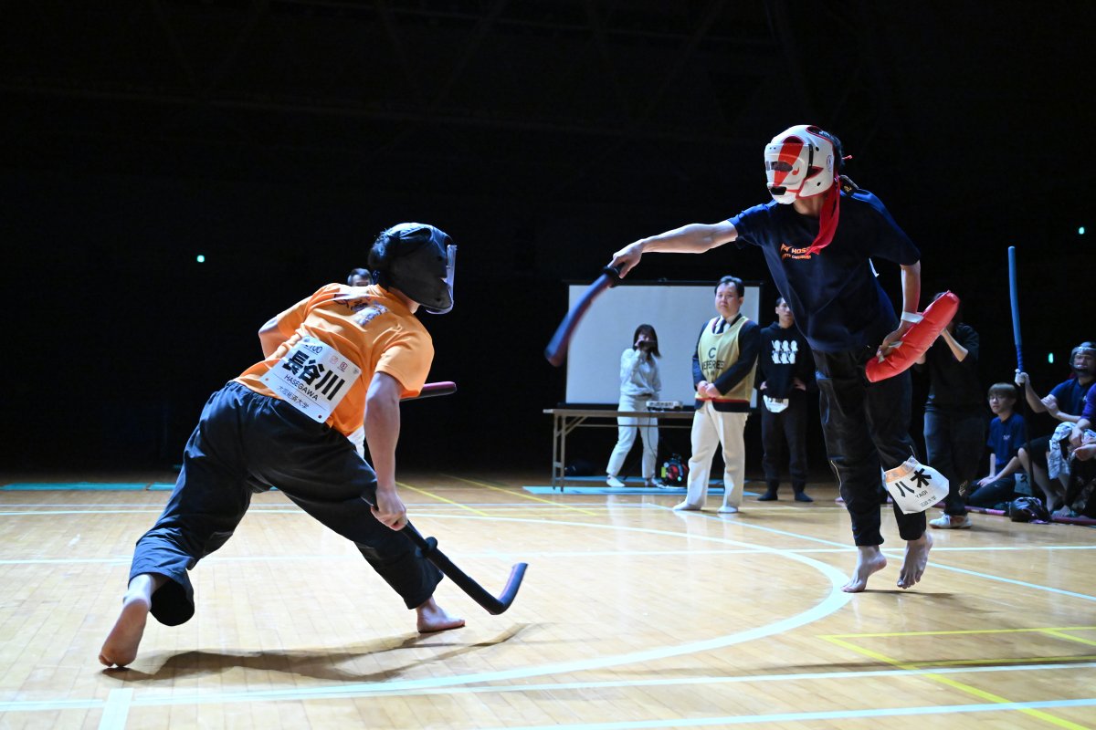 univas1's tweet photo. ／
#スポーツチャンバラ全日本学生選手権大会
＼
@spochan_univers

12月8日(日)
【グランドチャンピオン戦　上級生男子】
の写真をお届け！📸

大学スポーツ観戦アプリ #UNIVASPlus では
【グランドチャンピオン戦】の映像を見逃し配信中！
ダウンロードはプロフィールから👆

#スポーツチャンバラ https://t.co/70kSQdljHK