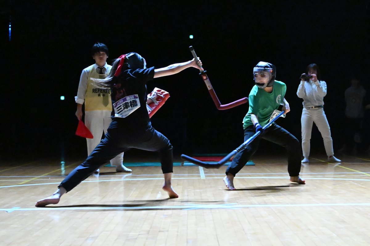 univas1's tweet photo. ／
#スポーツチャンバラ全日本学生選手権大会
＼
@spochan_univers

12月8日(日)
【グランドチャンピオン戦　新人女子】
の写真をお届け！📸

大学スポーツ観戦アプリ #UNIVASPlus では
【グランドチャンピオン戦】の映像を見逃し配信中！
ダウンロードはプロフィールから👆

#スポーツチャンバラ https://t.co/Qb8oAqCEmu