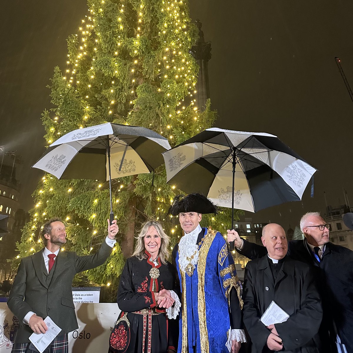 trafalgartree's tweet image. Instead of celebrating my iconic arrival, some of you thought that mocking me will boost your likes? Cute 💅

Since 1947, I’ve stood tall as Norway’s fir-mly rooted thank-you - I’m a timeless symbol of unity, not your clickbait. 🎄

Find out more 👇
linktr.ee/trafalgartree