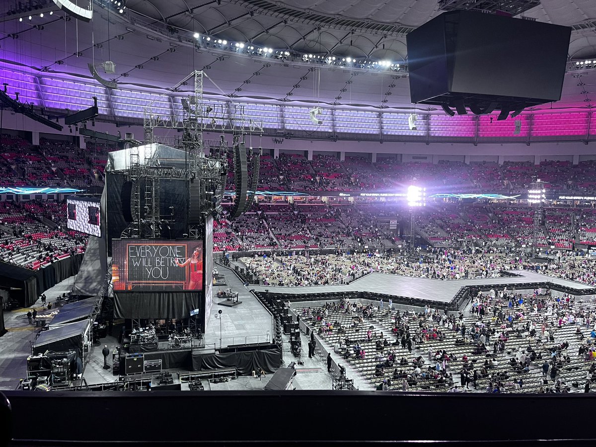 Soooo excited to give my girl the first dream concert of her life in Vancouver! Just gave away my Prada purse to the universe during security checks and I don’t care, to get back to my daughter 💕#taylorswift