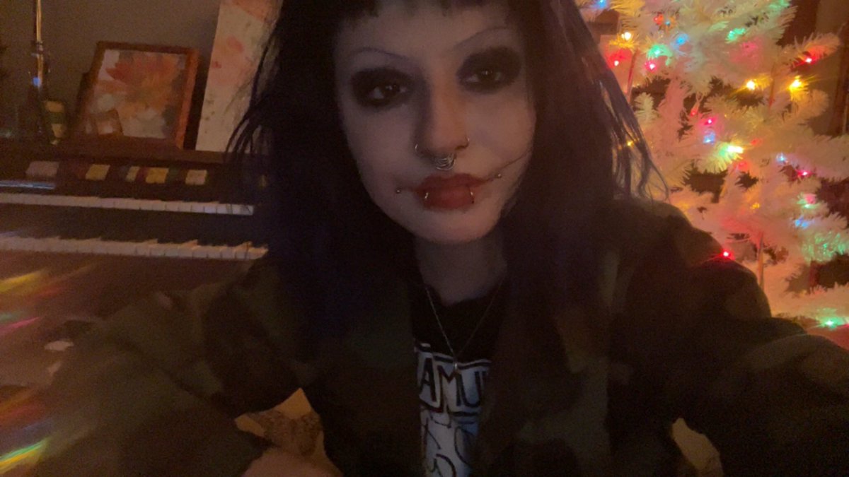 uteroinn's tweet photo. is like nothing changed in my face really but also everything did 20-22 did something to me https://t.co/4OLGRgTALh
