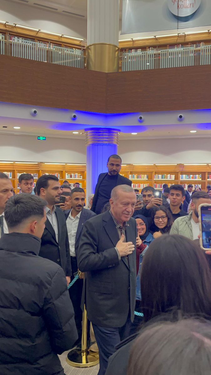 firdevssdurak's tweet photo. Cumhurbaşkanlığı Gençlik Buluşması'nda unutulmaz bir gün geçirdik.Soru-cevap formatında gerçekleşen etkinlikte, ülkemizin geleceği hakkında çok değerli bilgiler aldık. Farklı perspektiflerden bakma fırsatı bulmak, biz gençler için çok önemliydi. #GençlikBuluşması #SiyasetBilimi https://t.co/fVdTak3F79