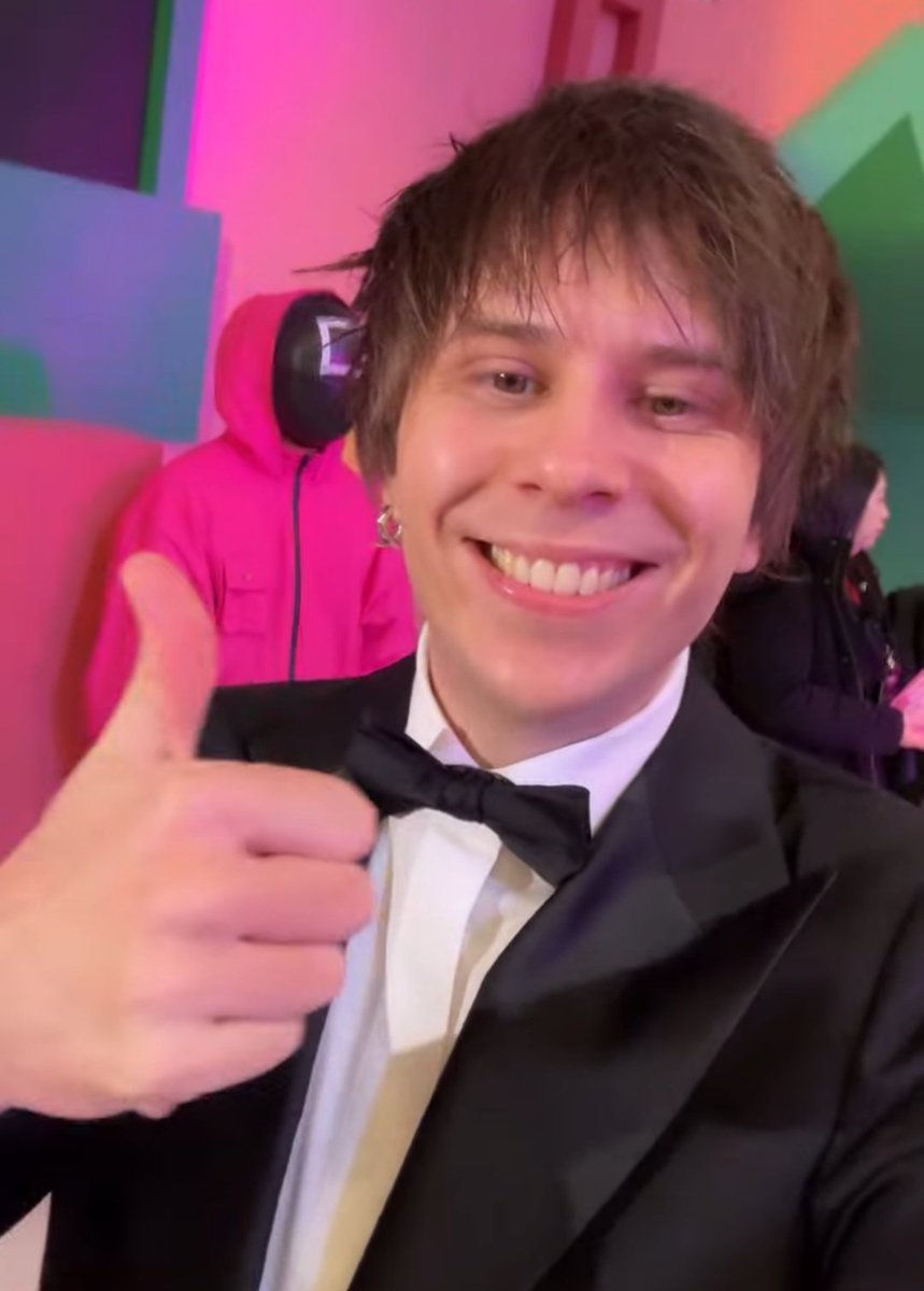 rubiuhfernet's tweet photo. rubius con traje, nuevo arito y el pelo para abajo VOY A FALLECER ESTE FLACO ME MATA https://t.co/3jbt1cuc1X