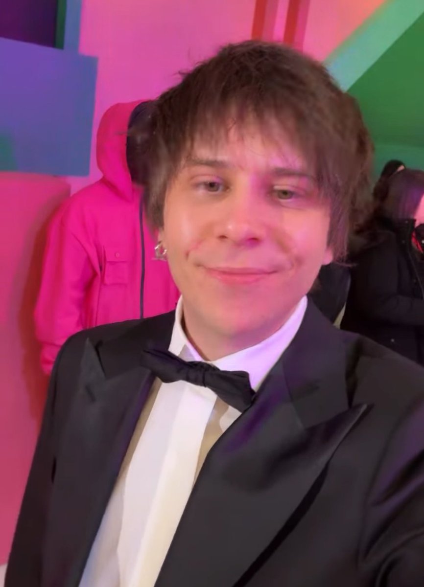 rubiuhfernet's tweet photo. rubius con traje, nuevo arito y el pelo para abajo VOY A FALLECER ESTE FLACO ME MATA https://t.co/3jbt1cuc1X