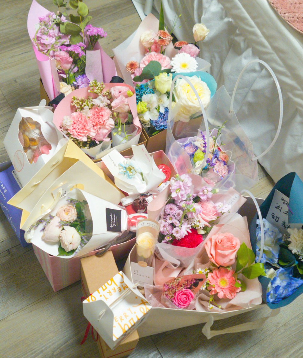 바로 어제, 전시회가 종료되었습니다!
제가 예상했던 것보다 많은 분들이 방문해 주시고 선물도 전해주셔서 무척 기뻤던 3일이었습니다 ㅠ_ㅠ...🩷 

모든 응원과 말씀 마음에 담고 앞으로도 더욱 멋진 모습들 보여드릴 수 있도록 노력하겠습니다. 정말 감사합니다❕️🫶💕