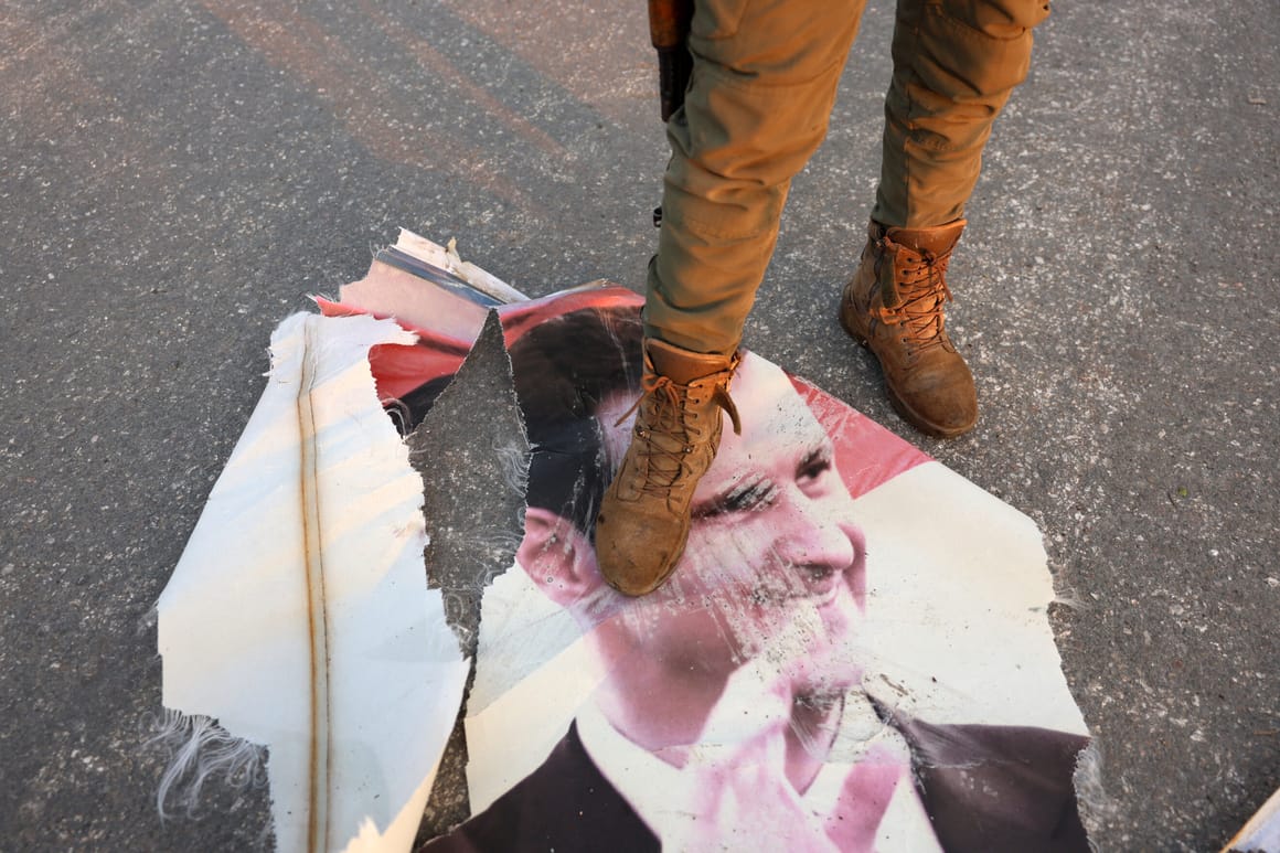 AzizulFarhan2's tweet photo. Rakyat Syria meraikan kejatuhan regim Assad. Di Damsyik, orang ramai memenuhi jalan-jalan dengan sorakan dan laungan “Allahu Akbar!”. 

Poster-poster Bashar diturunkan, sementara pasukan pemberontak mula mengambil alih institusi kerajaan. https://t.co/OTDwSEmXWW