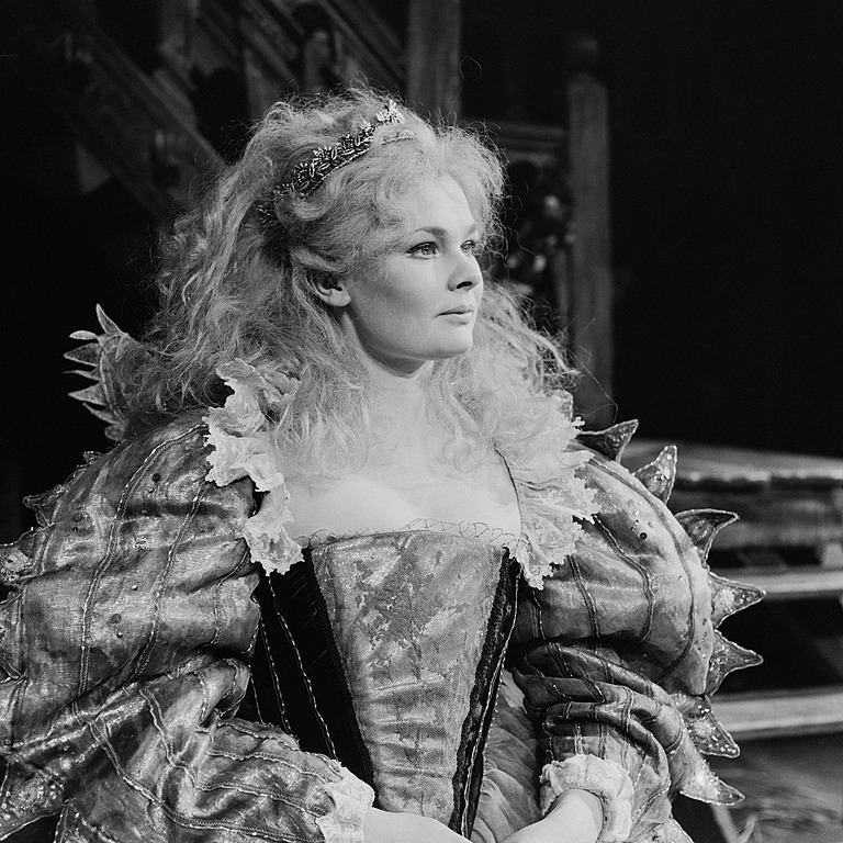 ShakespeareBT's tweet photo. Happy 90th birthday to Dame Judi Dench 🎉

From Lady Macbeth and Titania to Ophelia and Cleopatra, Judi has brought many of Shakespeare's female characters to life throughout her seven-decade career. 

📷 Thomas Holte © Shakespeare Birthplace Trust

#judidench #shakespeare https://t.co/MJkjO7Ey2B