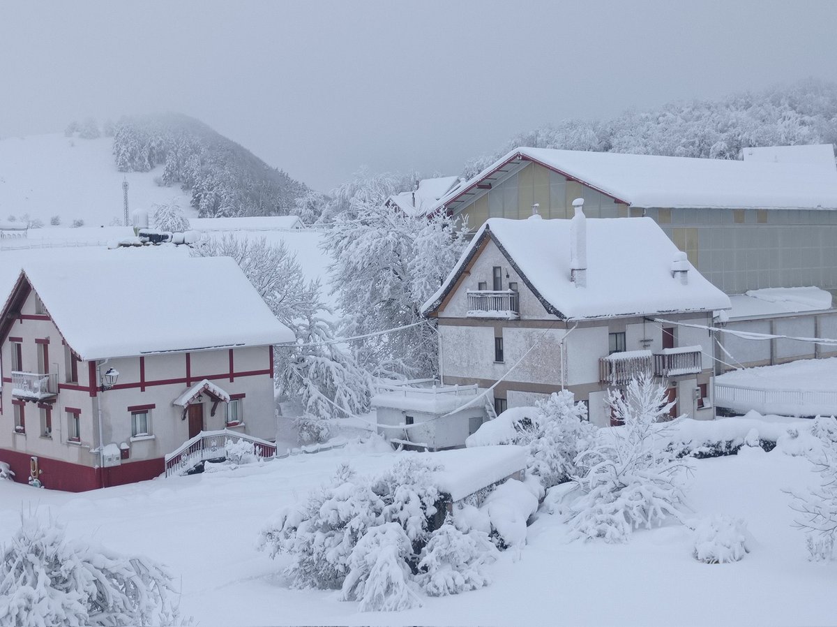 Navarrameteo's tweet photo. La nevada alcanza los 45-50cm en #AbaurreaAlta / #Abaurregaina (1050m) con los centímetros sumados anoche #PirineoNavarro 

Fotos de @AMunarrizE https://t.co/gYcTigyq1J