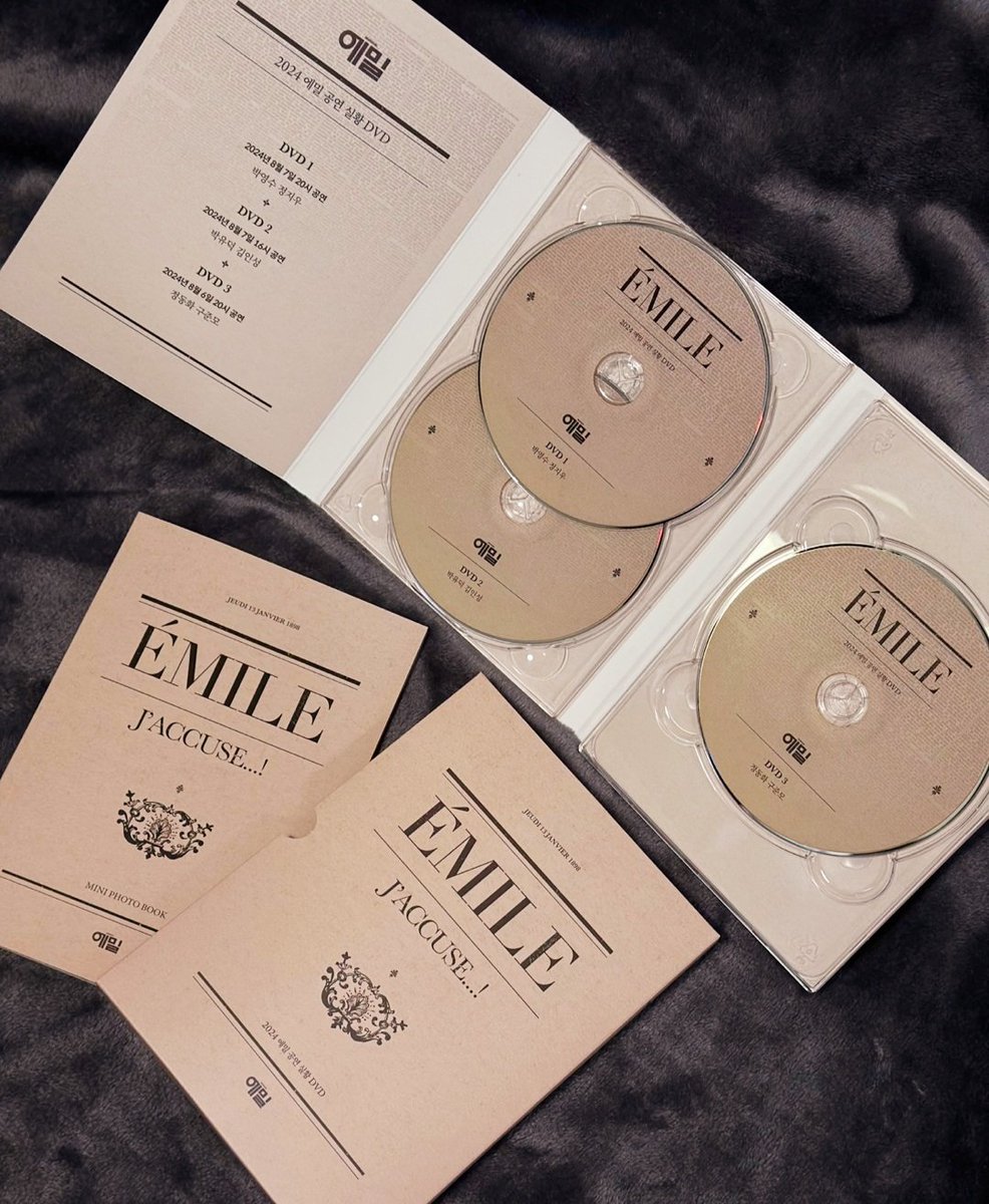 ✒️J'Accuse..!
[📜에밀] 공연실황 DVD 실물 공개💿

뮤지컬 <에밀> 공연실황 DVD가
배송 데이터 정리 등의 작업 후 순차발송 될 예정입니다.

🕯선한 자들의 입을 틀어막는 악의 시대 속에서
뮤지컬 <에밀>이 
결코 침묵하지 않을 용기를 주는 작품이 되길 바랍니다.

#뮤지컬_에밀
#Musical #Emile