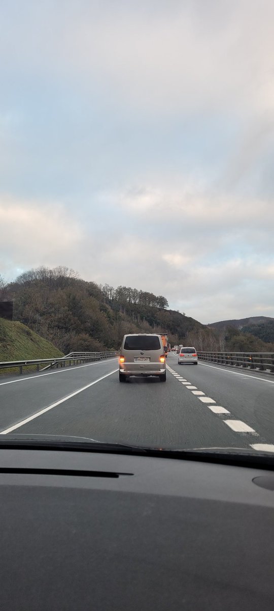 Astelehea eta berriz ere geldirik N121-n Behobiaruntz
<a href="/trafikoaEJGV/">Trafiko</a> 
<a href="/policiaforal_na/">Policía Foral - Foruzaingoa</a>