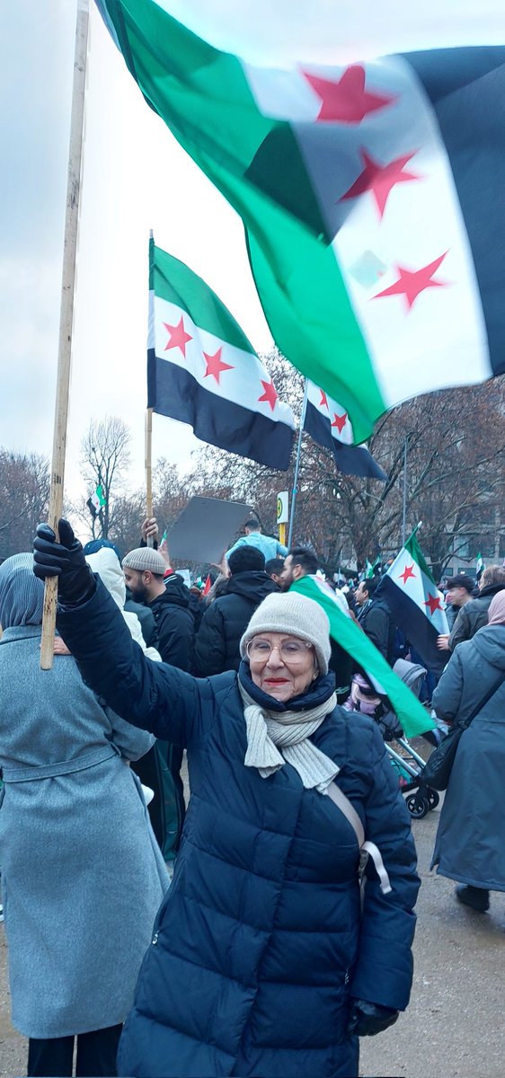 Dass meine Mutter nach den nicht enden wollenden Sorgen, schlaflosen Nächten und Albträumen der vergangenen Jahre im Alter von 83 nochmal die syrische Fahne schwenken würde....