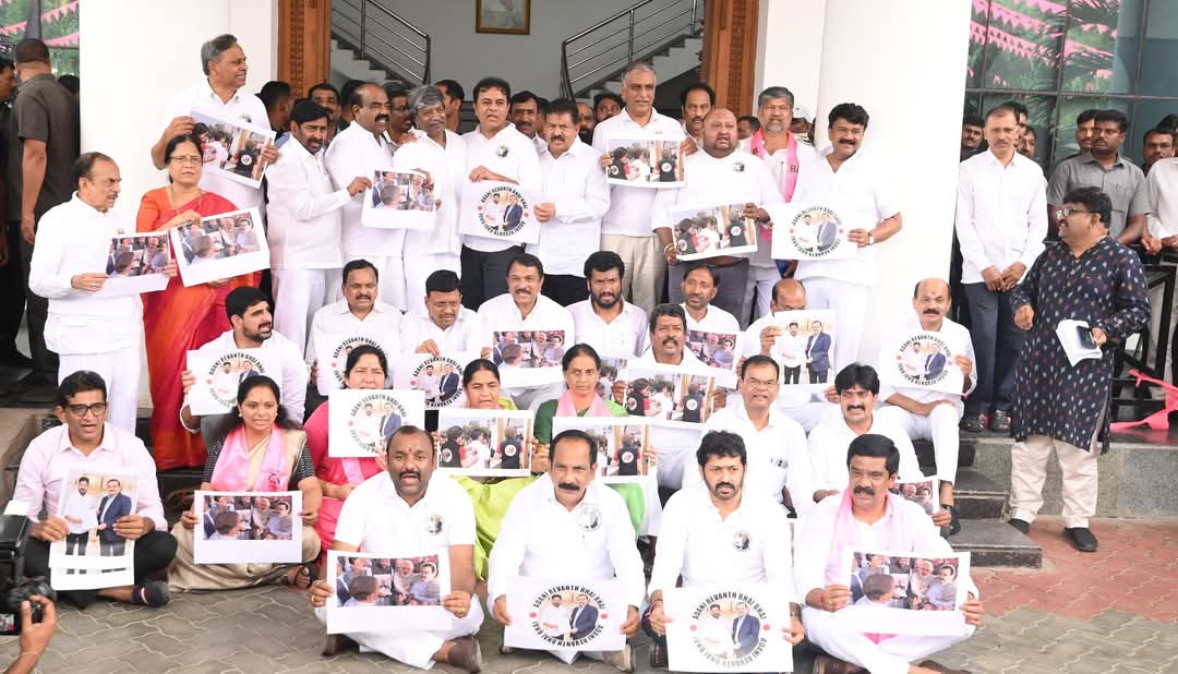 Khanapur006's tweet photo. BRS MLAs and MLCs staged a strong protest at Telangana Bhavan against the Adani-Revanth nexus and over the Telangana Thalli statue issue.

@BRSparty @RaoKavitha @KTRBRS @JohnsonKTRS https://t.co/qnp48NvYSu
