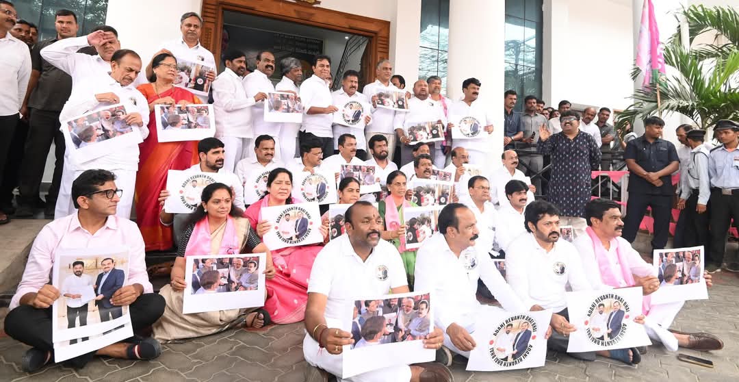 Khanapur006's tweet photo. BRS MLAs and MLCs staged a strong protest at Telangana Bhavan against the Adani-Revanth nexus and over the Telangana Thalli statue issue.

@BRSparty @RaoKavitha @KTRBRS @JohnsonKTRS https://t.co/qnp48NvYSu