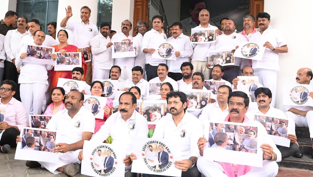 Khanapur006's tweet photo. BRS MLAs and MLCs staged a strong protest at Telangana Bhavan against the Adani-Revanth nexus and over the Telangana Thalli statue issue.

@BRSparty @RaoKavitha @KTRBRS @JohnsonKTRS https://t.co/qnp48NvYSu