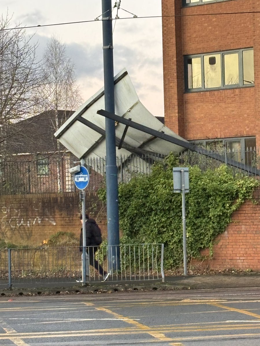MATMOYMONKEY's tweet photo. @BeeNetwork surprised its not killed anyone at #langworthy sign be flying about only matter of time https://t.co/Zg3oAOBAIB