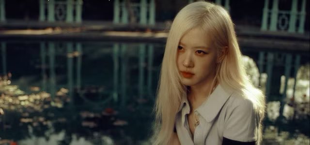 BLINKSTATS's tweet photo. The Top 10 on Apple Music Global today without Christmas Songs:

#1. #ROSÉ &amp; Bruno Mars, APT.
#2. luther
#3. tv off
#4. squabble up
#5. die with a smile
#6. BIRDS OF A FEATHER
#7. That’s So True
#8. Espresso
#9. hey now
#10. #ROSÉ, toxic till the end

@numberoneHQ https://t.co/zyF13CJ3p5