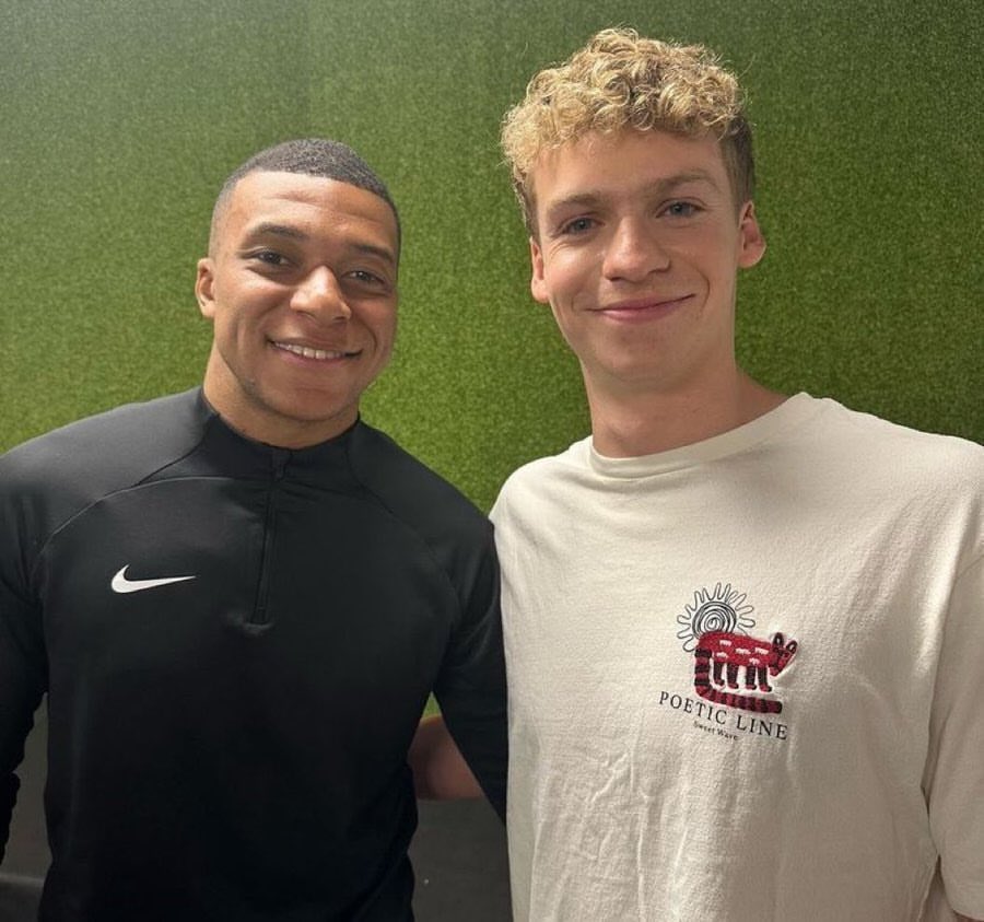 _BeFootball's tweet image. 🚨 Kylian Mbappé avait prévenu Léon Marchand sur la notoriété avant les JO :

« Je lui ai dit : ”𝗝𝗲 𝘁’𝗲𝗻𝘃𝗶𝗲 𝗯𝗲𝗮𝘂𝗰𝗼𝘂𝗽, 𝗺𝗮𝗶𝘀 𝗯𝗶𝗲𝗻𝘁𝗼̂𝘁, 𝗷𝗲 𝗻𝗲 𝘁’𝗲𝗻𝘃𝗶𝗲𝗿𝗮𝗶 𝗽𝗹𝘂𝘀”. Et il me répond : ”Mais pourquoi, t’es Kylian ?”

J’ai dit : ”𝗽𝗼𝘂𝗿…