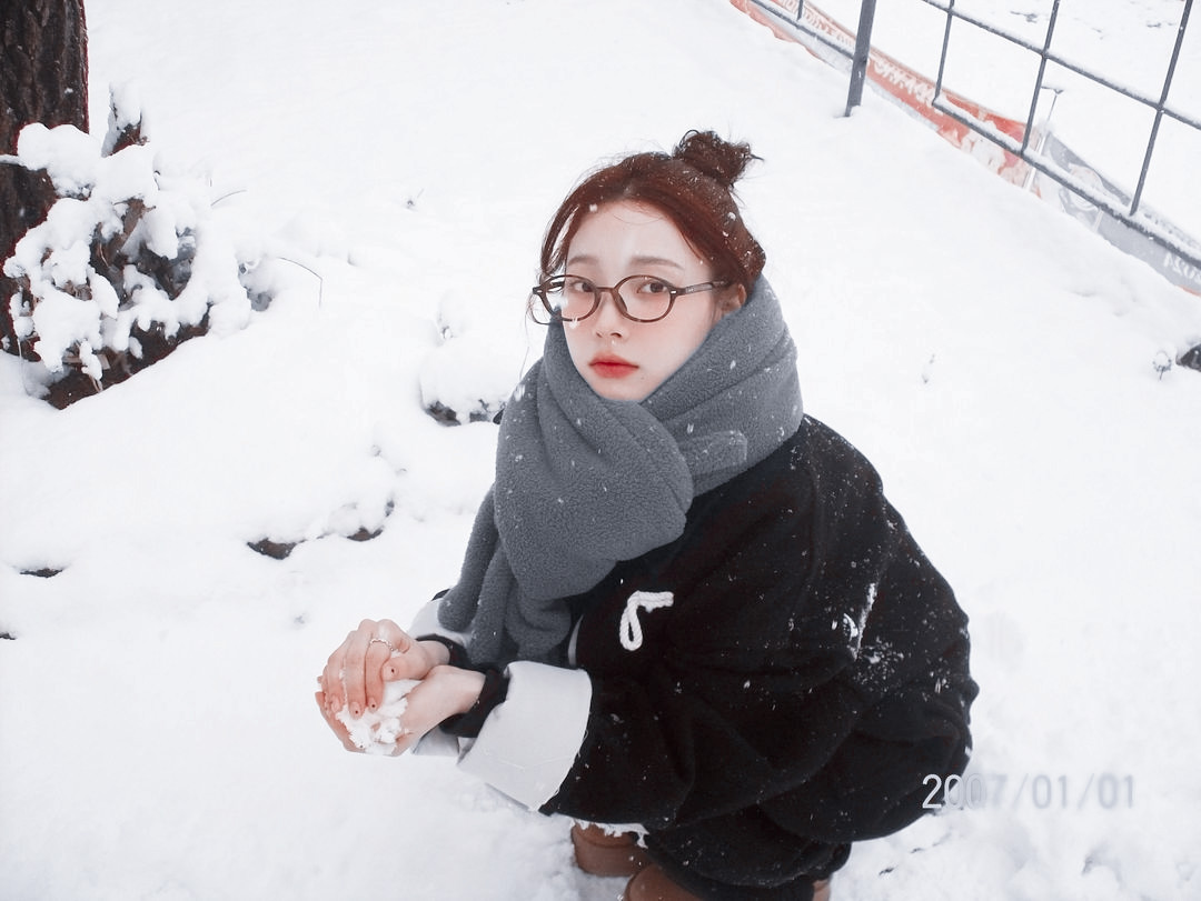 yukarsina's tweet photo. I was having so much fun making a snowman on a chilly winter afternoon. The air was crisp, and the ground was covered in a thick blanket of snow, perfect for shaping into a snowman. Rolling the snow into balls felt satisfying, each piece coming together like a playful puzzle. https://t.co/YTKj24SjD6