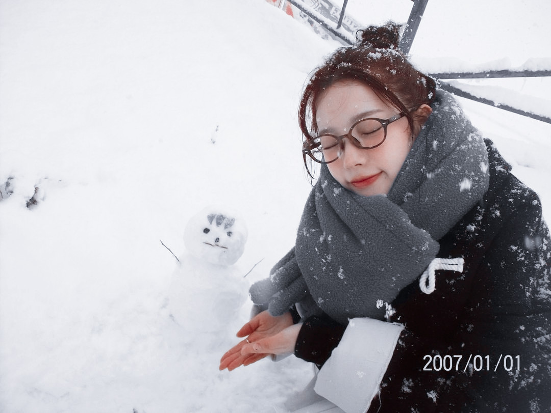 yukarsina's tweet photo. I carefully stacked the snowballs to form the body and head, then added small stones for the eyes and a carrot for the nose. A cozy scarf and an old hat completed the look, giving my snowman a cheerful personality. https://t.co/bEYBkw8pjv