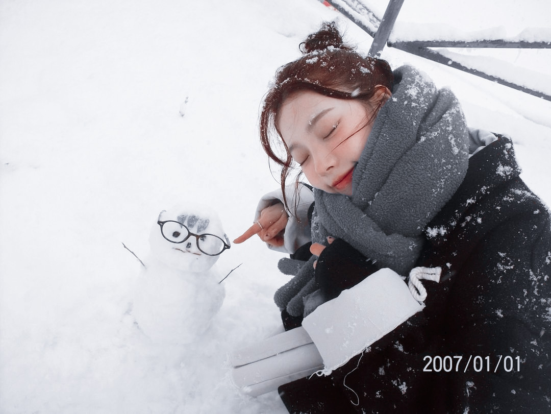 yukarsina's tweet photo. I carefully stacked the snowballs to form the body and head, then added small stones for the eyes and a carrot for the nose. A cozy scarf and an old hat completed the look, giving my snowman a cheerful personality. https://t.co/bEYBkw8pjv