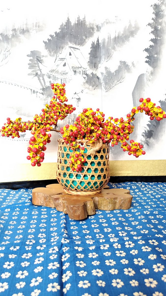 庭に実ったツルウメモドキを生けました。どうにもまとまらず、先日、菊を生けた時と違い、簡単ではなかったです。私の場合、悩み手を入れ始めると、取り返しのつかない程、酷い有様に成るので「菊は菊、ツルウメモドキさんは、あなたらしい元気さが有るね！」と話しかけました。