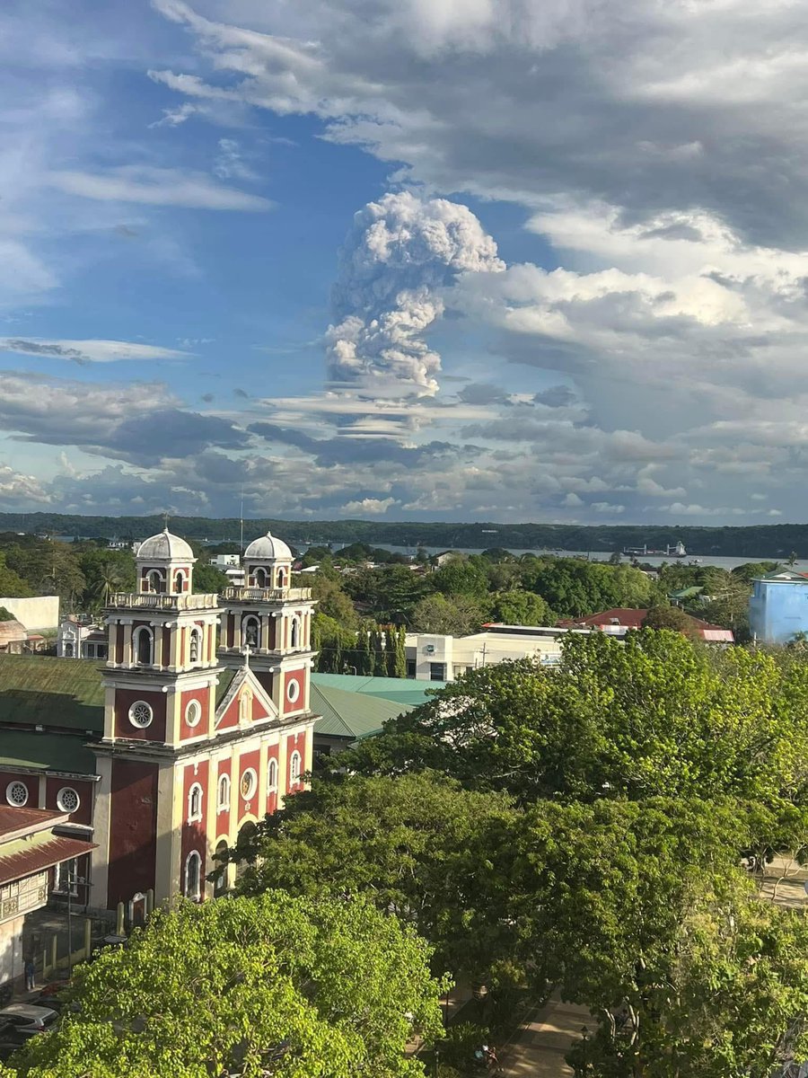 mylowesst_'s tweet photo. Mt. Kanlaon volcano is erupting seen from Iloilo City Hall. mag ingat ang lahat guys lalo na sa mga malapit ang lugar🙏

ccto: https://t.co/DsZKkDRocx