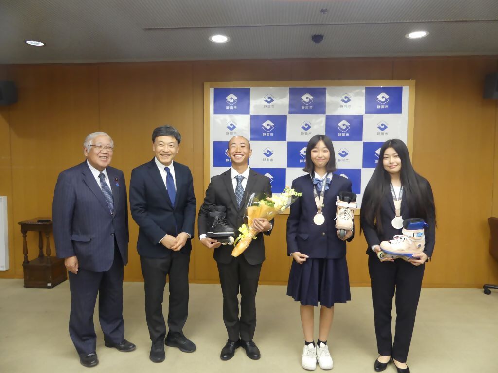 – – – – – – – – – – – – – – – – – – – – 
ｲﾝﾗｲﾝｽｹｰﾄ世界大会の日本代表選手が
市長を表敬訪問されました！
 – – – – – – – – – – – – – – – – – – – –
世界大会 INLINE LEAGUE2024
(ﾏﾚｰｼｱ ｸｱﾗﾙﾝﾌﾟｰﾙ) 　
ﾛｰﾗｰﾌﾘｰｽﾀｲﾙ ﾊﾟｰｸ部門
準優勝 岩間 葵 選手
準優勝